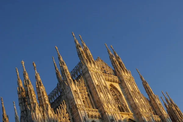 Mediolan Katedra duomo przodu o zmierzchu — Zdjęcie stockowe