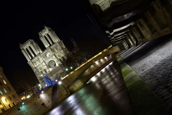Muelles de París con catedral de Notre-Dame — Foto de Stock