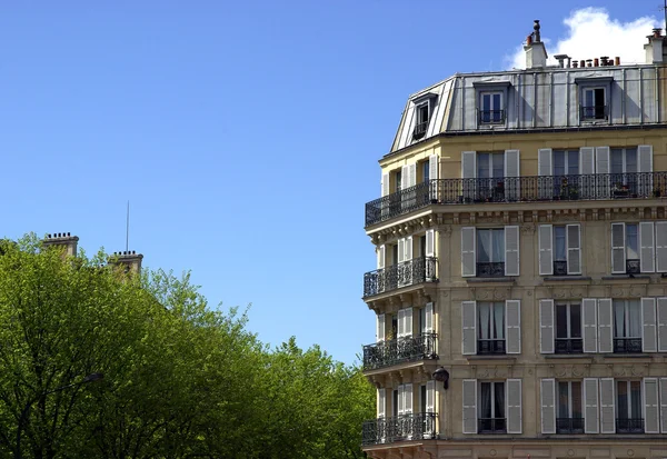 Typisk parisisk byggnad — Stockfoto