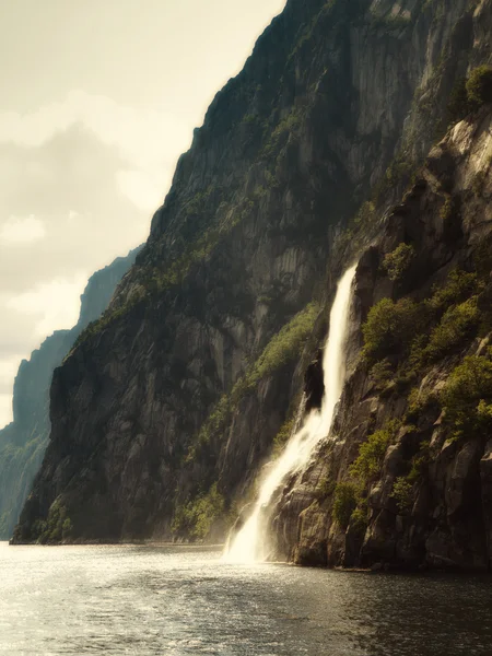 Zauberhafter Wasserfall — Stockfoto