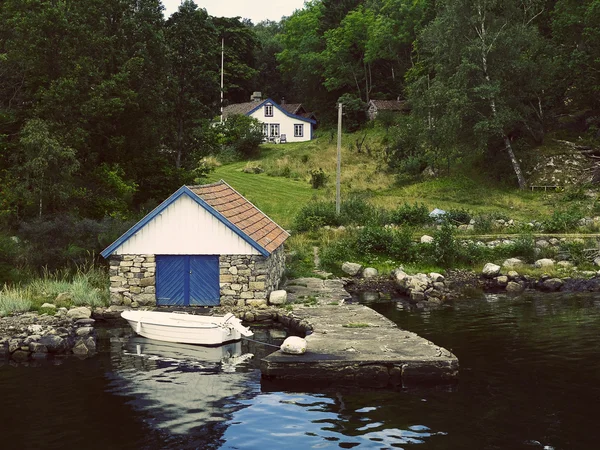 Pequeno molhe no fiorde norueguês — Fotografia de Stock