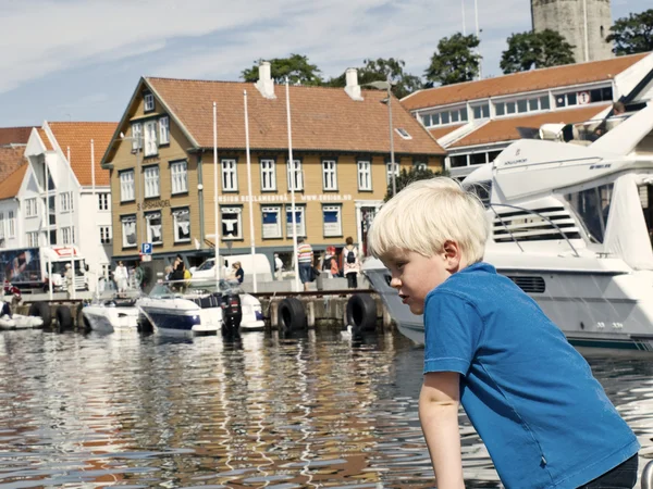 Дітей у Ставангері гавані, Норвегія — стокове фото