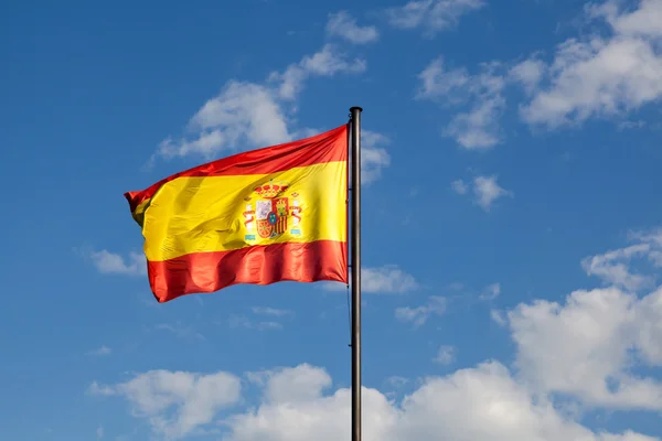 西班牙国旗在蔚蓝的天空 — 图库照片