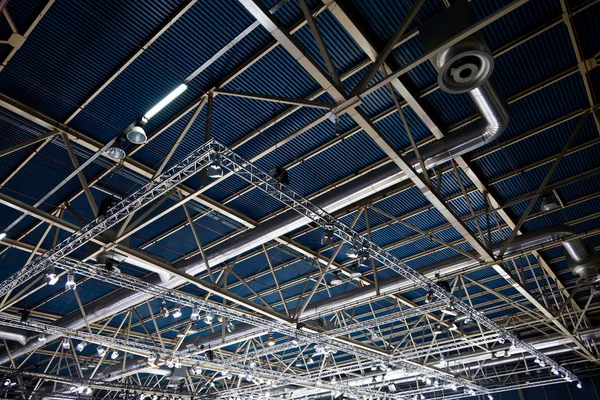 Équipement de climatisation dans un grand hangar — Photo