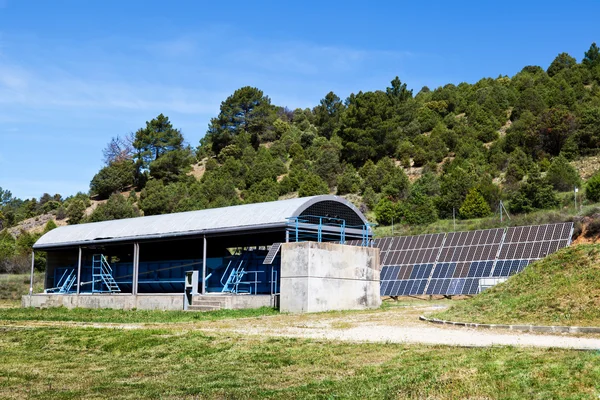 Impianto di trattamento acque con pannelli solari — Foto Stock
