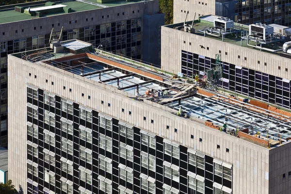 Werknemers herstel van het dak van een gebouw — Stockfoto