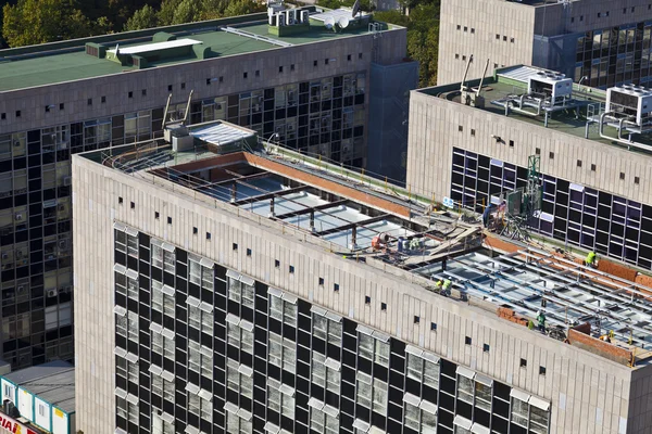 Werknemers herstel van het dak van een gebouw — Stockfoto