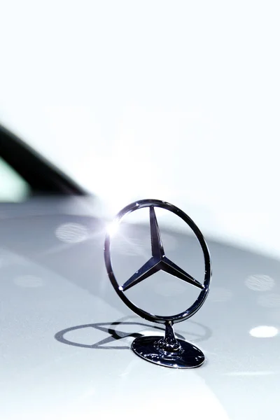 Mercedes benz odznaka — Zdjęcie stockowe