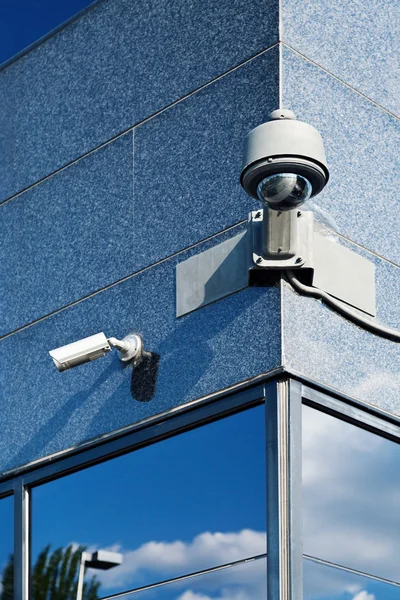 Säkerhet kameran i en modern byggnad — Stockfoto