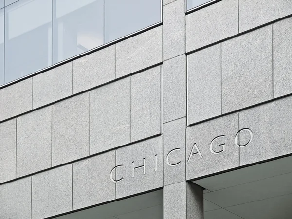 Chicago nápis vytesaný v moderní budově — Stock fotografie