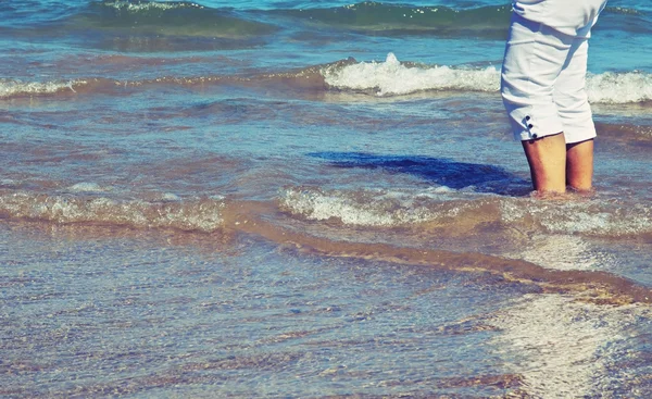 Vrouw benen in de zee — Stockfoto