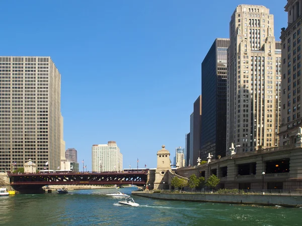 Ποταμό Σικάγο κάτω από τη λεωφόρο του Μίτσιγκαν γέφυρα — Φωτογραφία Αρχείου