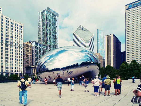 Chicago, Verenigde Staten - 24 augustus, 2010: toeristen een bezoek aan de bean (clou — Stockfoto