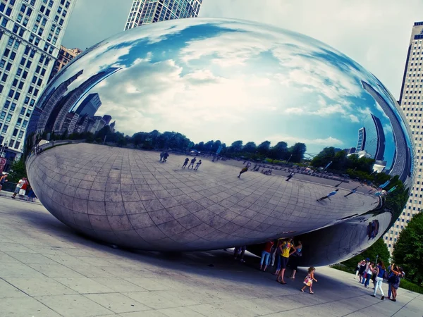 Chicago, États-Unis - 24 août 2010 : Des touristes visitent The Bean (Clou — Photo