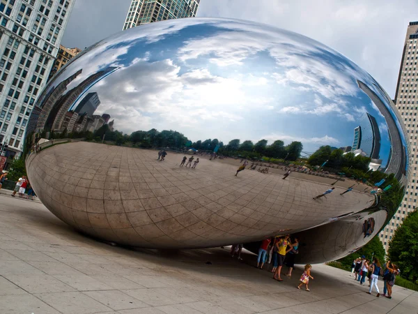Chicago, États-Unis - Août 2010 : Les touristes visitent The Bean (Cloud Ga — Photo