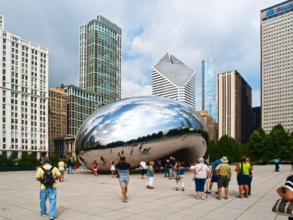 Чикаго, США - август 2010: Туристы посещают The Bean (Cloud Ga — стоковое фото