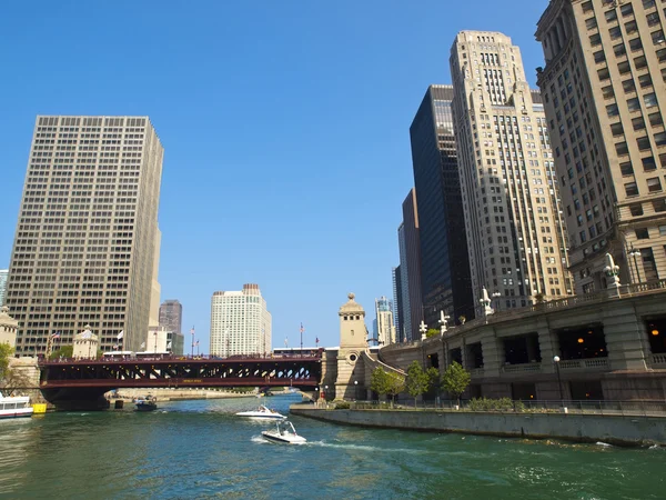 Ποταμό Σικάγο κάτω από τη λεωφόρο του Μίτσιγκαν γέφυρα — Φωτογραφία Αρχείου