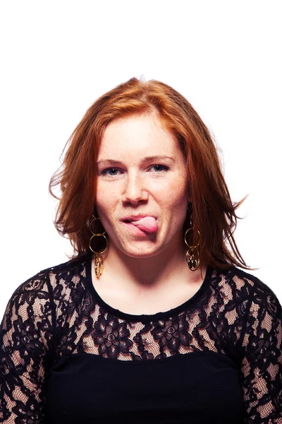 Söt rödhårig Tjej visar hennes tunga — Stockfoto