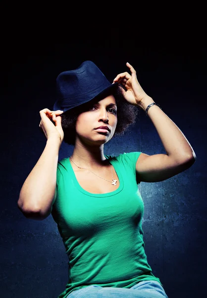 Linda mujer negra usando un sombrero con expresión seria —  Fotos de Stock