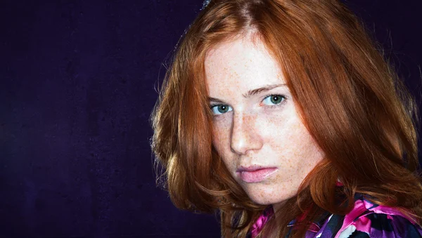 Aranyos vörös hajú lány wit súlyos arc kifejezése — Stock Fotó