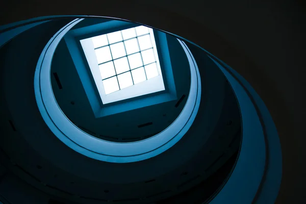 Koyu mavi Dairesel merdivenler — Stok fotoğraf