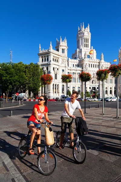 Turystów odwiedzających Madryt na rowerze — Zdjęcie stockowe