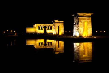 Geceleri de templo debod Madrid'de