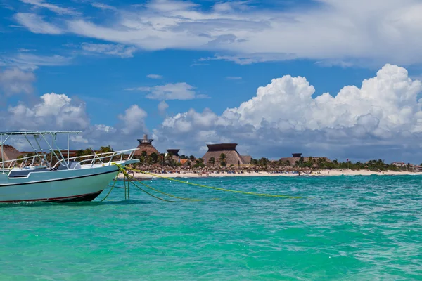 Лодка пришвартовалась на пляже реки Майя в Мексике — стоковое фото