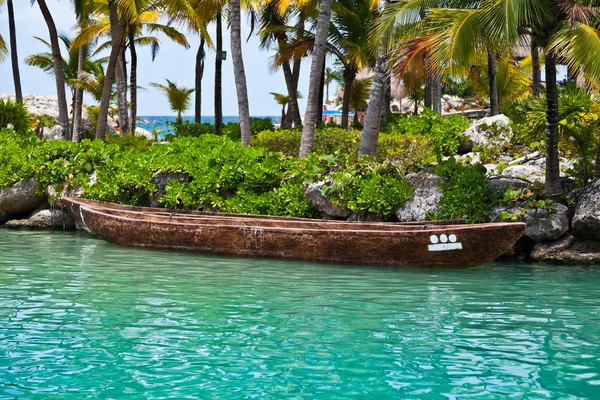 Förtöjd Maya kanot — Stockfoto
