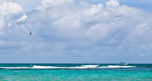 Paraquedismo no Mar das Caraíbas Imagem De Stock