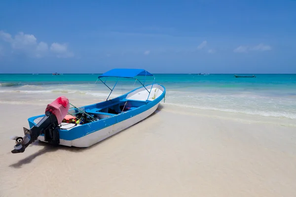 Jacht afgemeerd in playa paraiso, mexico — Stockfoto