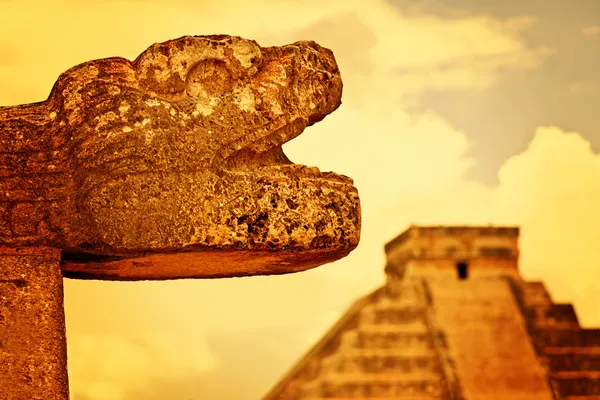 Escultura de cabeza maya en Chichén Itzá — Foto de Stock