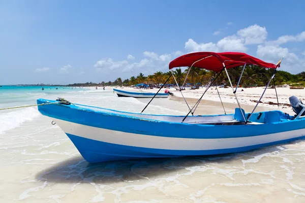 Jacht afgemeerd in playa paraiso, mexico — Stockfoto