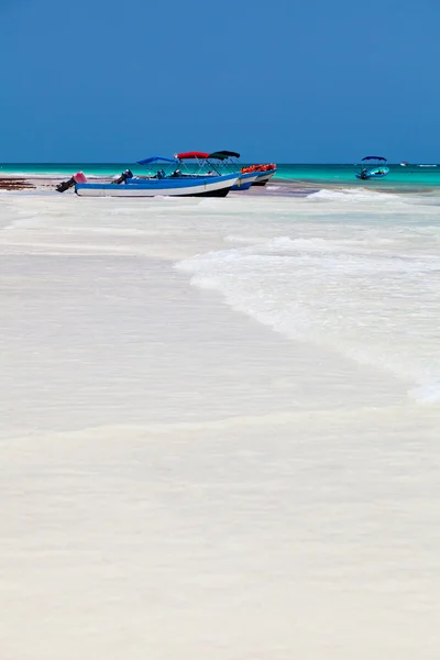 Båtar förtöjda i playa paraiso, Mexiko — Stockfoto