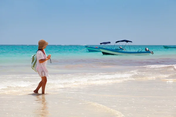 Chica dando un paseo en Palaya Paraiso, Riviera Maya — Foto de Stock