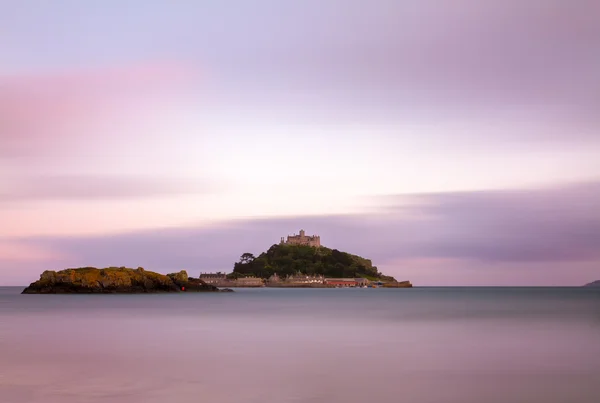 St. Michaels Mount at dusk with violett skies, Cornwall, England — Stock Photo, Image