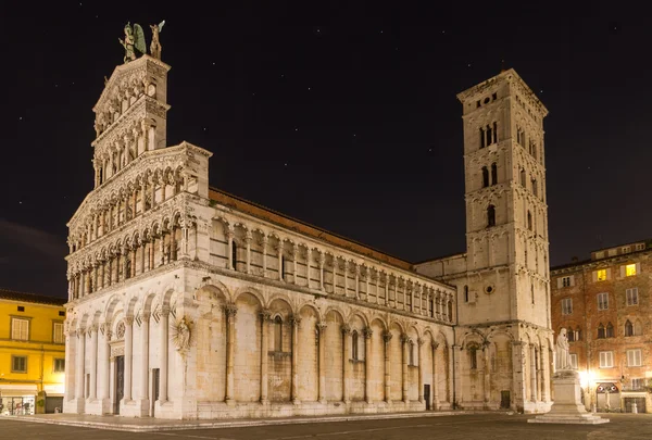 San Michele éjjel, Lucca, Toszkána, Olaszország — Stock Fotó