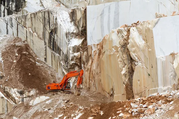 Cava di marmo con escavatore a Carrara, Toscana — Foto Stock