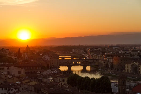 Florence met arno rivier en ponte vecchio bij zonsondergang, Italië — Stockfoto
