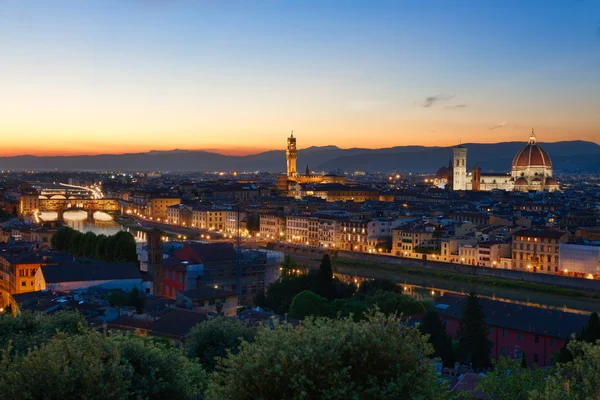 Firenze, az Arno-folyóra és a Ponte Vecchio, naplemente után, Olaszország — Stock Fotó