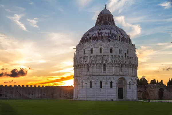 Batistério de Pisa ao pôr-do-sol, Toscana, Itália — Fotografia de Stock