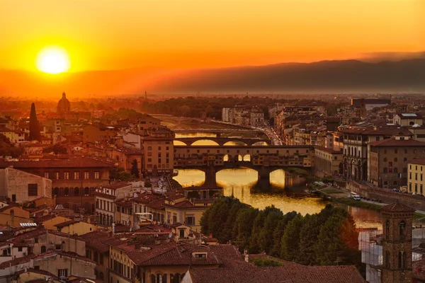 Florenz, Arno und Ponte Vecchio bei Sonnenuntergang, Italien — Stockfoto