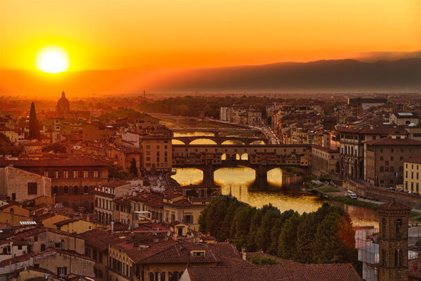 Флоренция, река Арно и Понте Веккьо на закате, Италия
