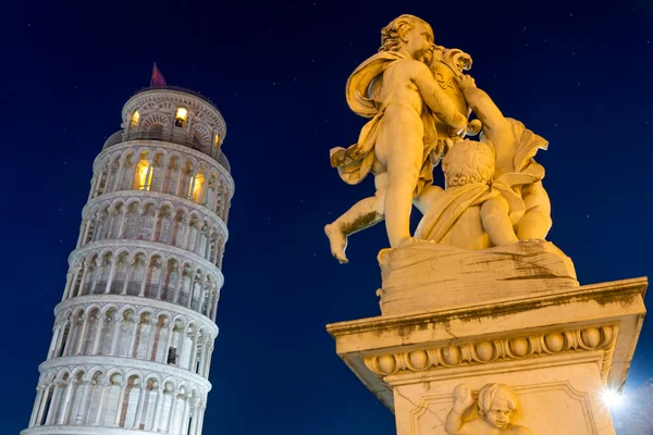 Torre inclinada de Pisa con estatua después de la puesta del sol, Toscana, Italia —  Fotos de Stock