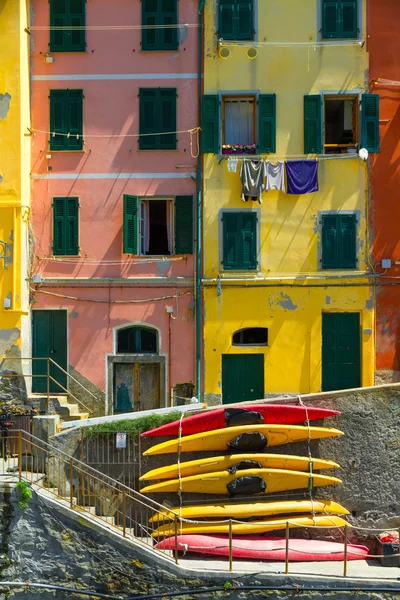 Старые дома в Riomaggiore с каноэ, Cinque Terre, Италия — стоковое фото