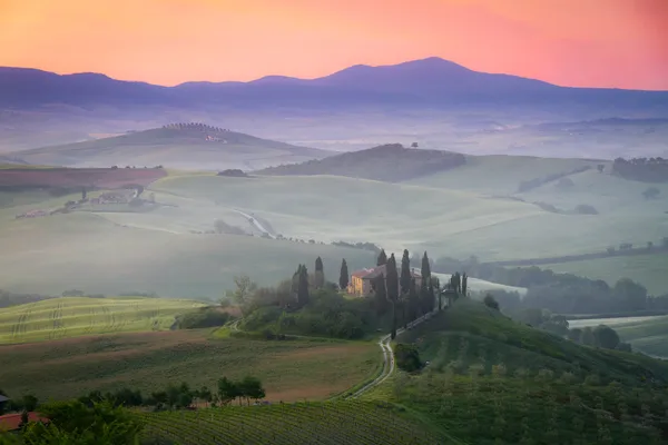 Tuscany Farmhouse Belvedere at dawn, San Quirico d'Orcia, Italy — Stock Photo, Image