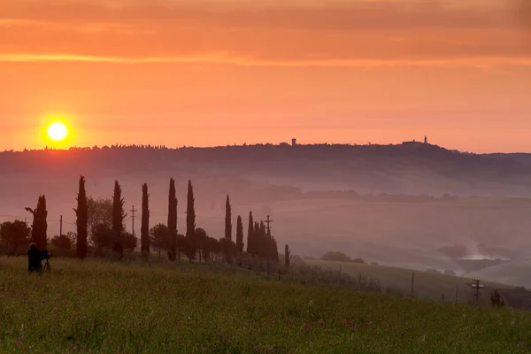 Val d 'Orcia ao pôr-do-sol com fotógrafo, Toscana, Itália — Fotografia de Stock