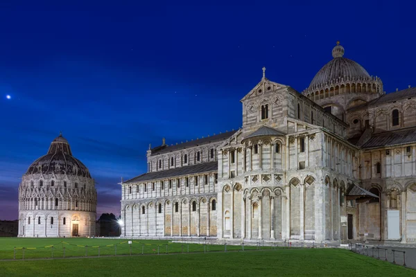 Baptisterio y cúpula de Pisa después de la puesta del sol, Toscana, Italia — Foto de Stock