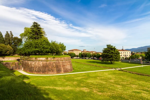 Történelmi városfal, Lucca, Toszkána, Olaszország — Stock Fotó