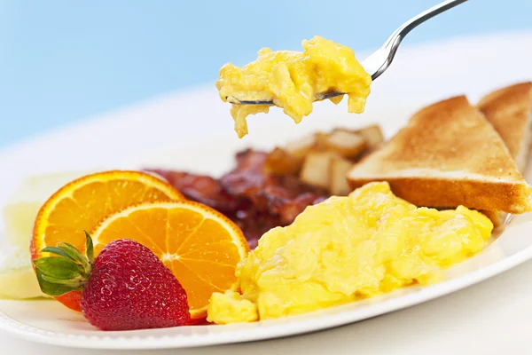 포크로 아침 식사 접시 — 스톡 사진